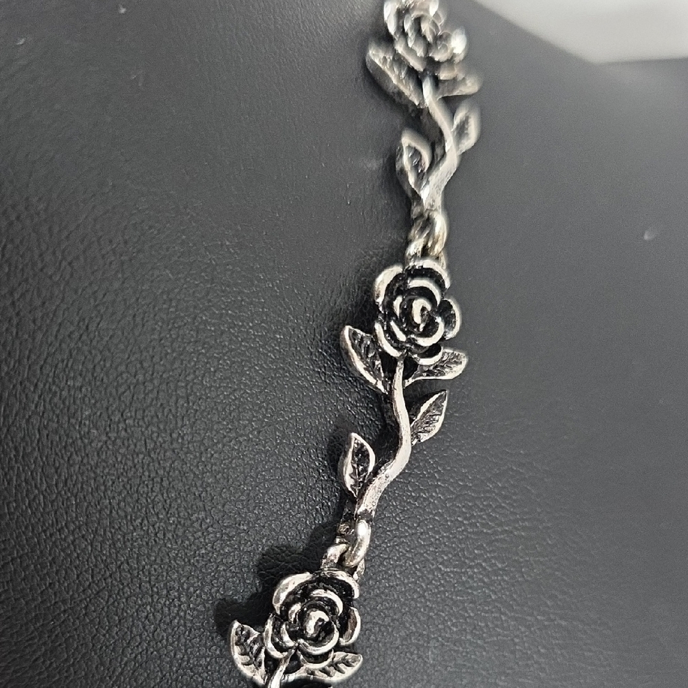 Chic Silver Rose Choker Necklace - Picture 5 of 8
